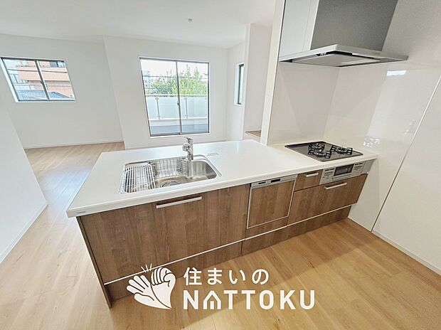 【現地写真(キッチン)】収納たっぷりのシステムキッチン、浄水器付水栓を標準装備しています。