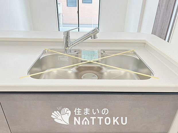 【浄水器内臓型ハンドシャワー付シンク】傷や汚れが付きにくい静音仕様の全面エンボス加工シンク。
また、蛇口の先端に浄水器を内蔵。浄水シャワーが使える毎分4リットルのたっぷり浄水。