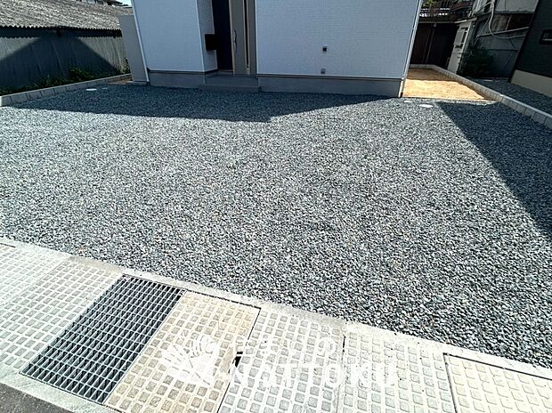 【現地写真（駐車場）】駐車スペースが広く、運転が苦手な方も安心です。
