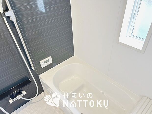 【現地写真（浴室）】浴室暖房乾燥機付き。１坪タイプで広々です。