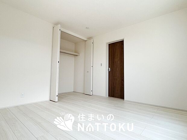 【現地写真（寝室）】木目の美しさを際立たせるシンプルデザインの建具を使用しています。