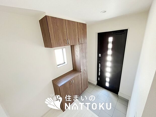 【現地写真（玄関）】玄関には、大型のシューズ収納を設置しています。