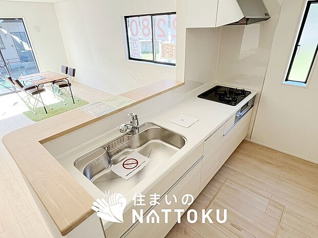 【現地写真（キッチン）】収納たっぷりのシステムキッチン、浄水器付水栓を標準装備しています。