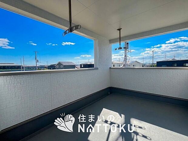 【バルコニー】奥行きが広く、洗濯物をゆったりと干せる十分な広さで、家族の洗濯も捗ります。