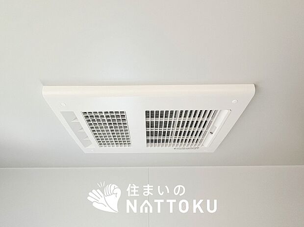 【浴室暖房換気乾燥機】サイドブロー機能で、乾燥効率アップです。
サイドに吹き出しを搭載することにより浴室内を端まで循環する気流ができ、さらに省エネ性能がアップします。