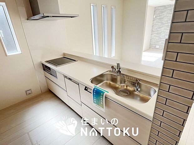 【現地写真（キッチン）】収納たっぷりのシステムキッチン、浄水器付水栓を標準装備しています。