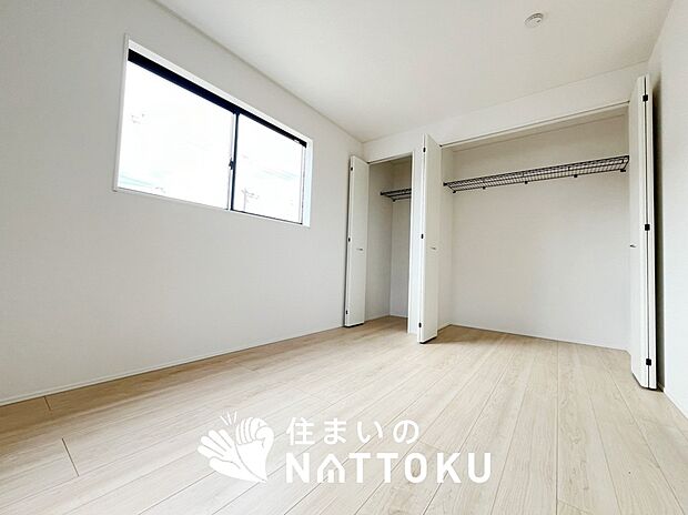 【現地写真(寝室)】木目の美しさを際立たせるシンプルデザインの建具を使用しています。