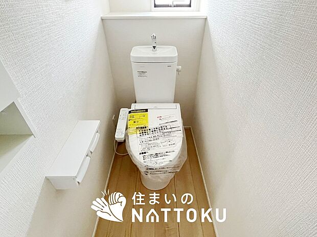 【トイレ】汚れてもサッとひと拭きでお手入れ簡単、エコ仕様の温水洗浄便座付きのトイレです。
バリアフリーにも配慮しています。