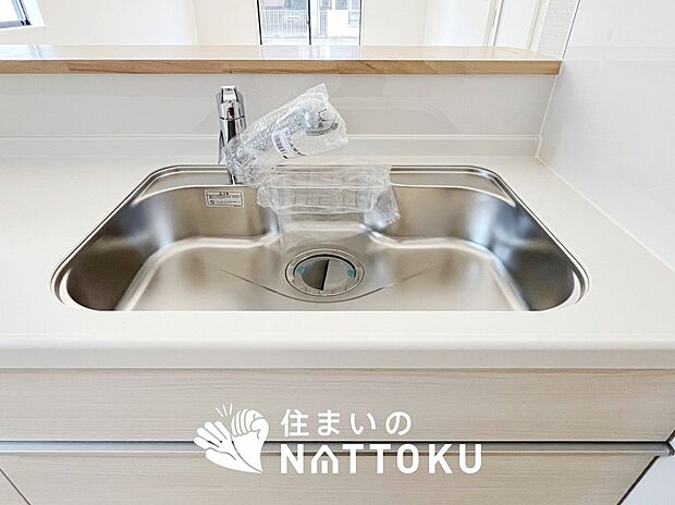 【浄水器内臓ハンドシャワー付シンク】広々とした凸型シンクに洗剤ポケットを標準装備。すっきり収納できます。
また、蛇口の先端に浄水器を内蔵しているため場所をとりません。