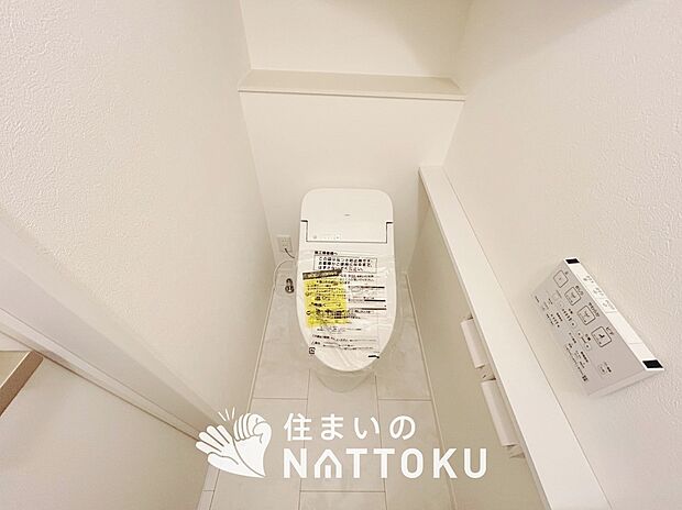 【トイレ】汚れてもサッとひと拭きでお手入れ簡単、エコ仕様の温水洗浄便座付きのトイレです。
バリアフリーにも配慮しています。