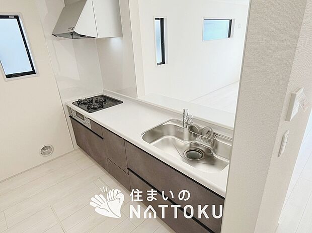 【現地写真(キッチン)】収納たっぷりのシステムキッチン、浄水器付水栓を標準装備しています。