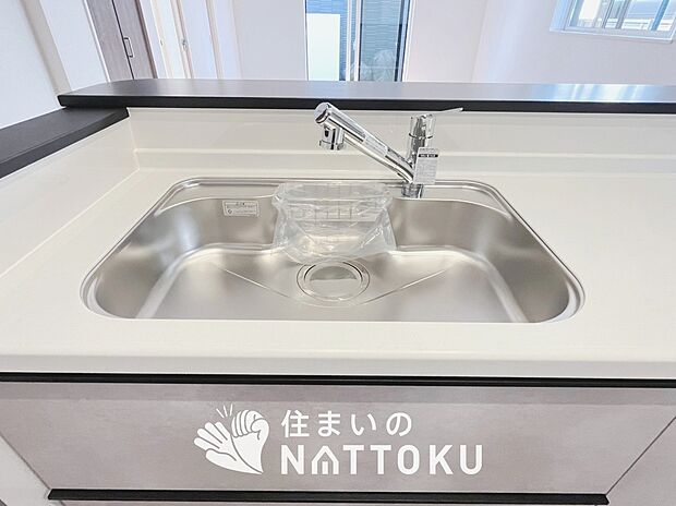 【浄水器内臓ハンドシャワー付シンク】広々とした凸型シンクに洗剤ポケットを標準装備。すっきり収納できます。
また、蛇口の先端に浄水器を内蔵しているため場所をとりません。