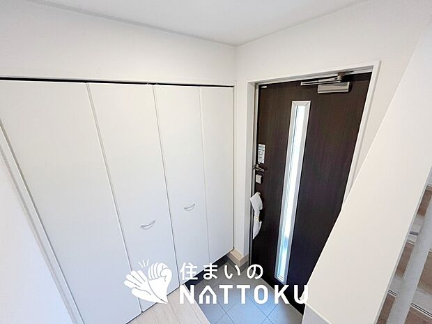 【現地写真(玄関)】玄関には、大型のシューズ収納を設置しています。