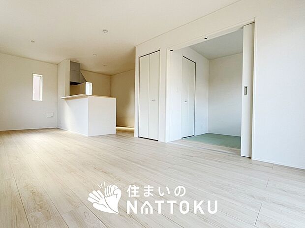 【現地写真(リビング)】フローリング材には、木目、色調など木材特有の風合いがあり、ナチュラルな美しさになっています。