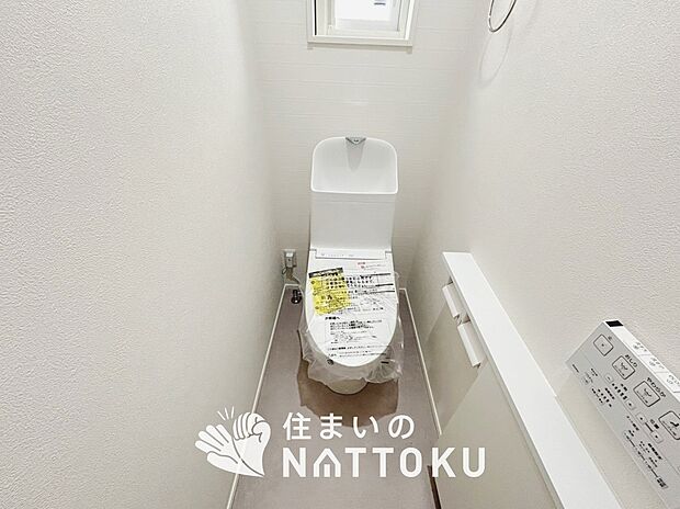 【トイレ】汚れてもサッとひと拭きでお手入れ簡単、エコ仕様の温水洗浄便座付きのトイレです。
バリアフリーにも配慮しています。