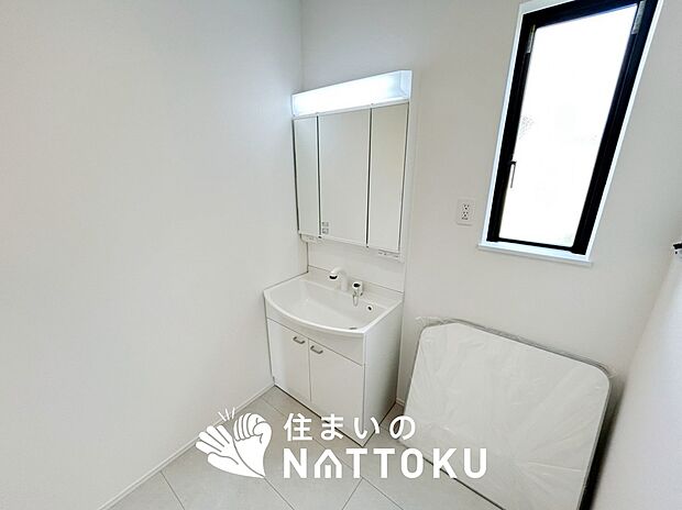 【洗面台・洗面所】鏡の両サイドは、必要なものを取出しやすく、大きな鏡面で朝の準備も快適。
使いやすいリフトアップ機能付きのシングルレバーシャワー水栓付です。