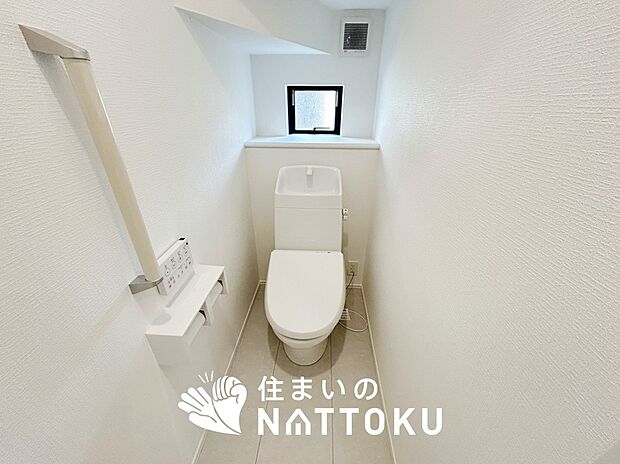 【トイレ】汚れてもサッとひと拭きでお手入れ簡単、エコ仕様の温水洗浄便座付きのトイレです。
バリアフリーにも配慮しています。