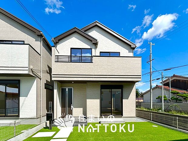 【現地写真(外観)【B号地】】軽くて火災に強い屋根材を採用し、地震時の建物への負担や揺れを軽減しています。
