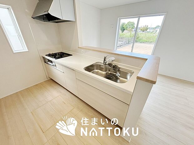 【現地写真(キッチン)】収納たっぷりのシステムキッチン、浄水器付水栓を標準装備しています。
