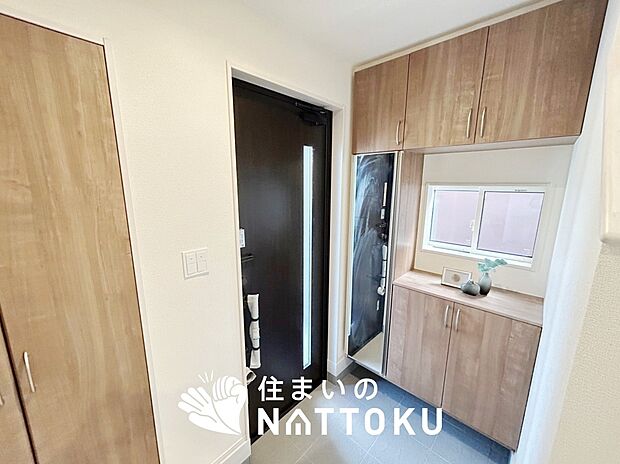 【現地写真(玄関)】玄関には、大型のシューズ収納を設置しています。