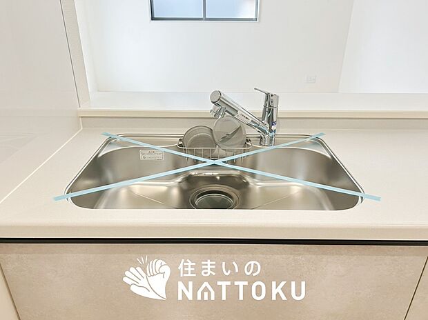 【浄水器内臓型ハンドシャワー付シンク】傷や汚れが付きにくい静音仕様の全面エンボス加工シンク。
また、蛇口の先端に浄水器を内蔵。浄水シャワーが使える毎分4リットルのたっぷり浄水。