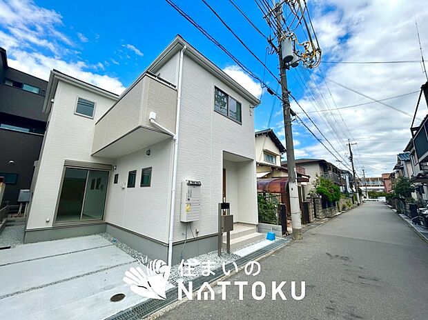 【現地写真(前道含む外観)】軽くて火災に強い屋根材を採用し、地震時の建物への負担や揺れを軽減しています。
