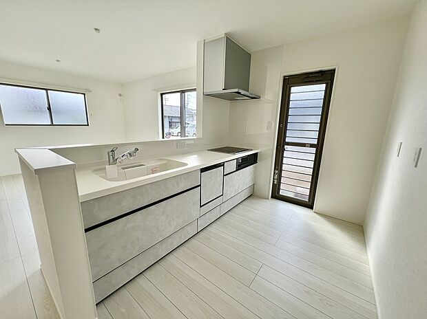 【(2)号棟 キッチン】対面式キッチンは家事をしながら家族を見守り、コミュニケーションの取れる人気のスタイル。