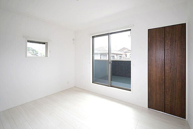 【寝室】主寝室は広々していて安らげる空間に。大きな窓から光が差し込み、朝の目覚めも良さそう♪※施工事例です。実際の建物とは異なります。