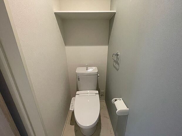 【(2)号棟　トイレ】2階にもトイレを設置！夜間に１Fへ降りることもないのでお子様でも安心できます♪
