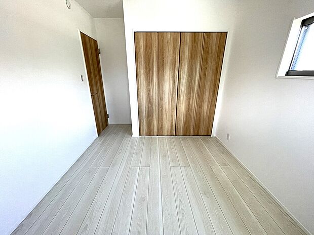 【洋室】2階は主寝室の他に4室！お子様の部屋や趣味の部屋にすることで主寝室回りがスッキリします♪在宅勤務用のオフィス部屋にも！※施工事例です。実際の建物とは異なります。