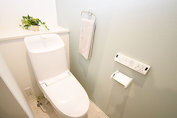 【(3)号棟　トイレ】温水洗浄便座トイレ。新素材により、気になる便座もサッとひとふきでキレイになります。※施工事例です。実際の建物とは異なります。