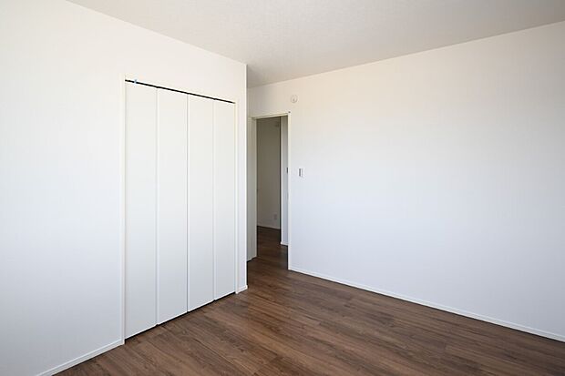 【(4)号棟 洋室】2階は主寝室の他に2室!お子様の部屋や趣味の部屋にすることで主寝室回りがスッキリします♪在宅勤務用のオフィス部屋にも!※施工事例です。実際の建物とは異なります。