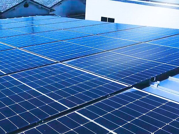 【太陽光発電システム】この屋根が、毎日発電してくれる。電気を「つくる」家は、家計にも防災にも強い味方。今こそ始めたい、太陽光のある暮らし。※画像はイメージです。
