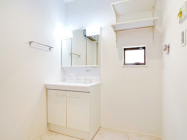 【(2)号棟　洗面】三面鏡の裏は収納スペースとなっており、物が多くなりがちな洗面台まわりをスッキリ保つことができます。※施工事例です。実際の建物とは異なります。