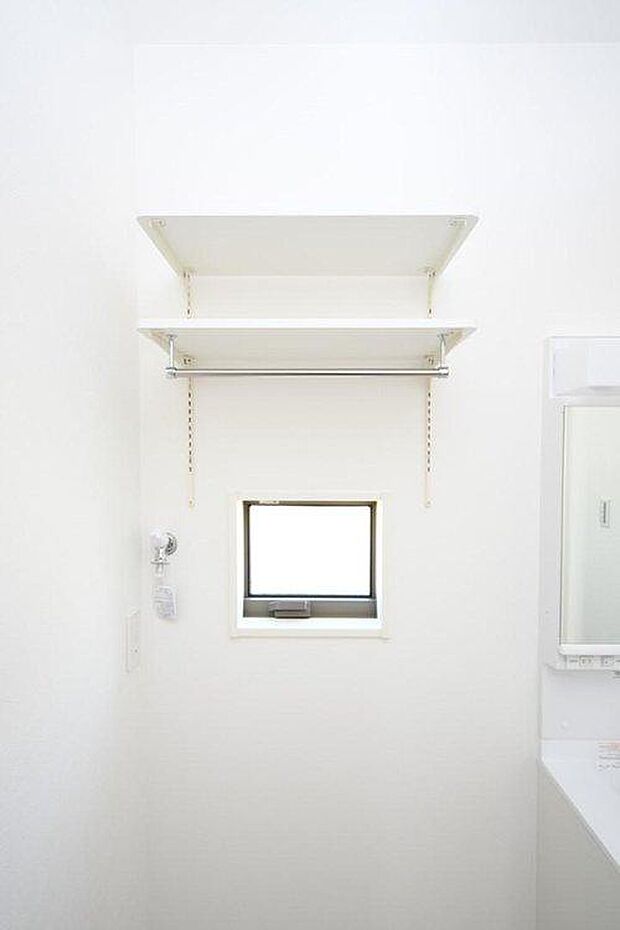 【洗面】洗濯機上のデッドスペースを収納に!※施工事例です。実際の建物とは異なります。