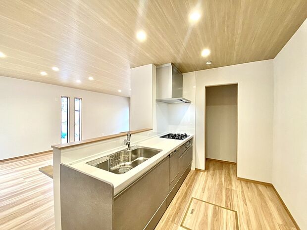 ■正面に遮るものがない対面キッチンで、リビングルームにいるご家族の様子を見ながら調理が可能。キッチンにいても家族と会話をしやすいのも嬉しいポイントです。現地（2026年3月）撮影