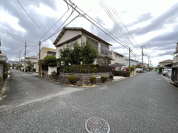 ■1号地は開放感のある南西角地。陽当たり・通風ともに良好で、明るく快適な住環境が魅力です。角地ならではのゆとりを感じながらお過ごしいただけます。
現地(2026年8月)撮影