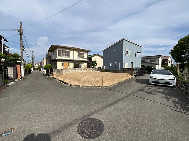 ■JR東海道線「摂津富田」駅自転車約7分の便利な立地です。閑静な住宅街に位置しており、落ち着いた雰囲気の中で快適な毎日をお過ごしいただけます。現地(2026年7月)撮影