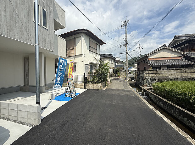 【【現地写真】】■当店にはキッズスペースも完備しておりますので、お子さま連れでも安心してご来店いただけます♪お車でお越しの方は店舗東側の駐車場をご利用ください。