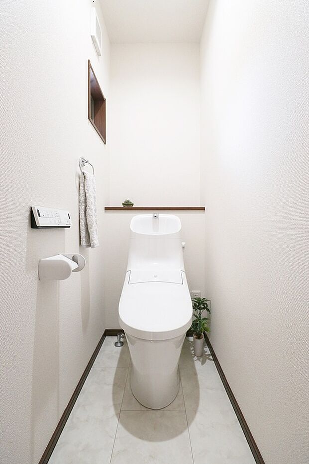 【ドリームタウン施工例】各階にトイレがあると、来客時にも気兼ねなく使えて便利です。また、朝の忙しい時間も余裕を持って出かけられます！