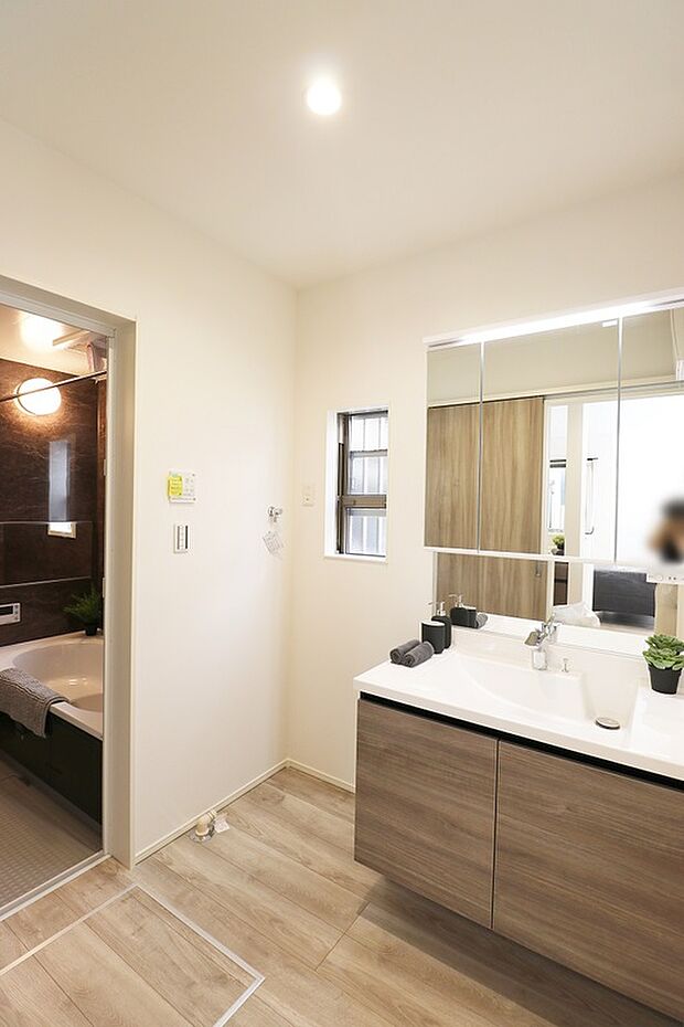 【【ドリームタウン施工例】】■使い勝手の良い鏡裏収納付3面鏡型の独立洗面化粧台。ご家族そろって身支度可能なゆとりの洗面スペースで、朝の身支度もスムーズに。