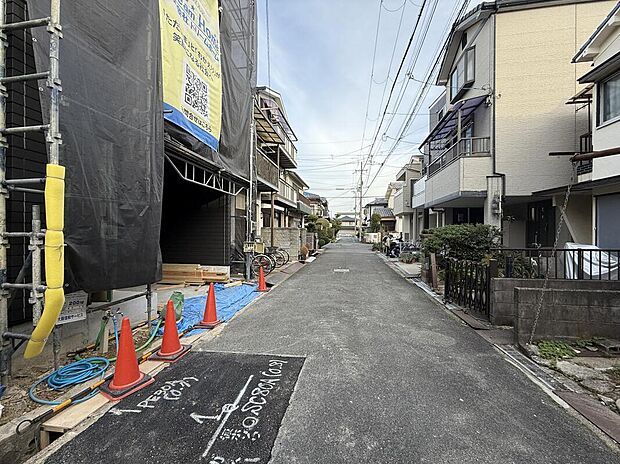 【前道写真】前道は車通り少なく、お子様が玄関から急に飛び出した際や、お家の前でお友達と遊んだりする際にも安心です。(2025年12月)撮影