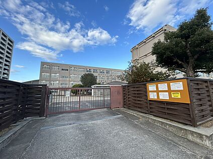 高槻市立松原小学校 約618ｍ(徒歩8分)