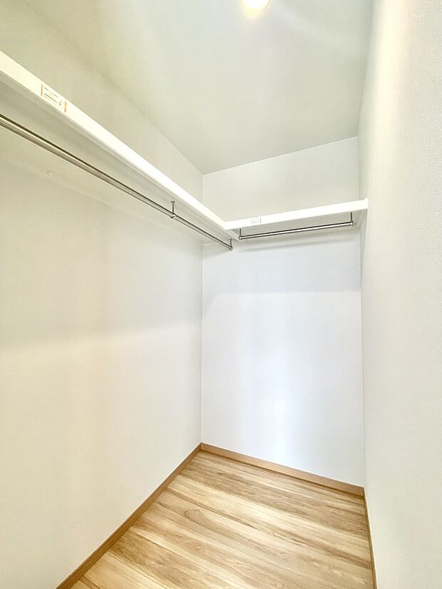 【【ファミリークローゼット/2F廊下】】■季節ごとの衣類や家族の荷物をまとめて収納でき、各居室の収納を圧迫しません。ハンガーパイプ付きで洋服を掛けて整理できます。
現地（2026年3月）撮影