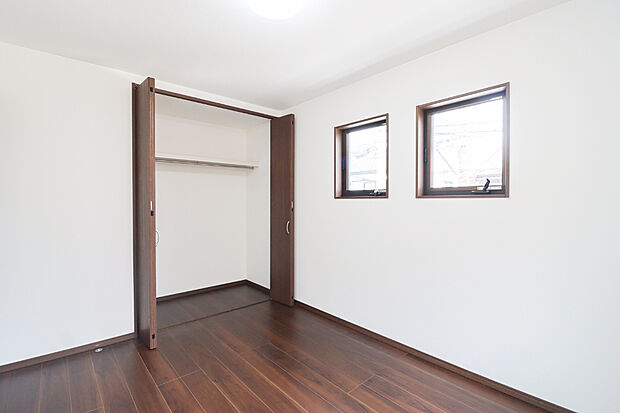 【【ドリームタウンシリーズ施工例】】■クローゼットには枕棚もあり、衣類や小物をすっきり整理できます。お部屋が物であふれにくく、快適で片付いた暮らしを叶えられる工夫が詰まっています。