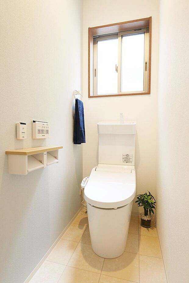 【【ドリームタウン施工例/トイレ】】■1階と2階にトイレを設置しているので、忙しい朝や来客時もスムーズに使えて便利。家族が多いご家庭でも安心で、暮らしやすさがぐんとアップする嬉しいポイントです。