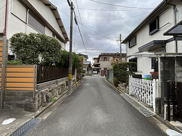 【【現地写真】】上牧駅まで徒歩11分。駅へのアクセスが良く、毎日の通勤・通学もスムーズ。周辺は落ち着いた住宅街が広がり、便利さと静かな住み心地のどちらも大切にしたい方におすすめです。現地(2026年8月)撮影