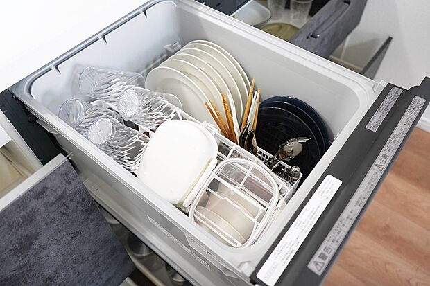 【【食器洗浄乾燥機】】毎日の家事負担を軽減する食器洗浄乾燥機を標準装備。食後の後片付けもスムーズになり、ご家族とのくつろぎの時間をゆっくり楽しめます。節水効果が期待でき、手肌にもやさしい便利な設備です。