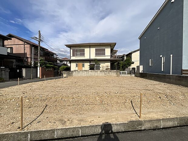 【【現地写真】】建築条件付土地なら、土地価格をお得にご購入いただけます。外壁や壁紙など、お好みに合わせて自由にお選びいただけます。もちろん、建築条件なしでの販売もお気軽にご相談ください。現地(2026年7月)撮影