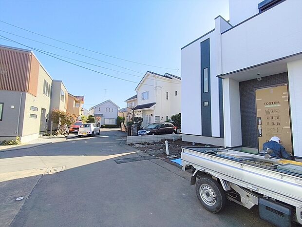 前面道路含む外観